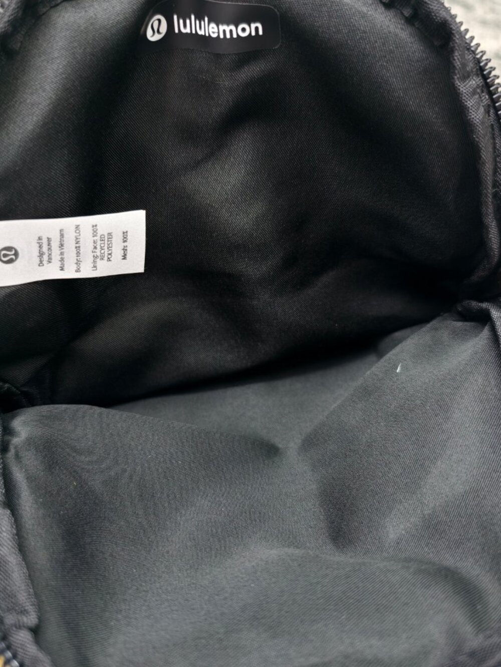 Lululemon - All Night Festival Bag - Micro 2L - Black/Gold - Picture 4 of 6